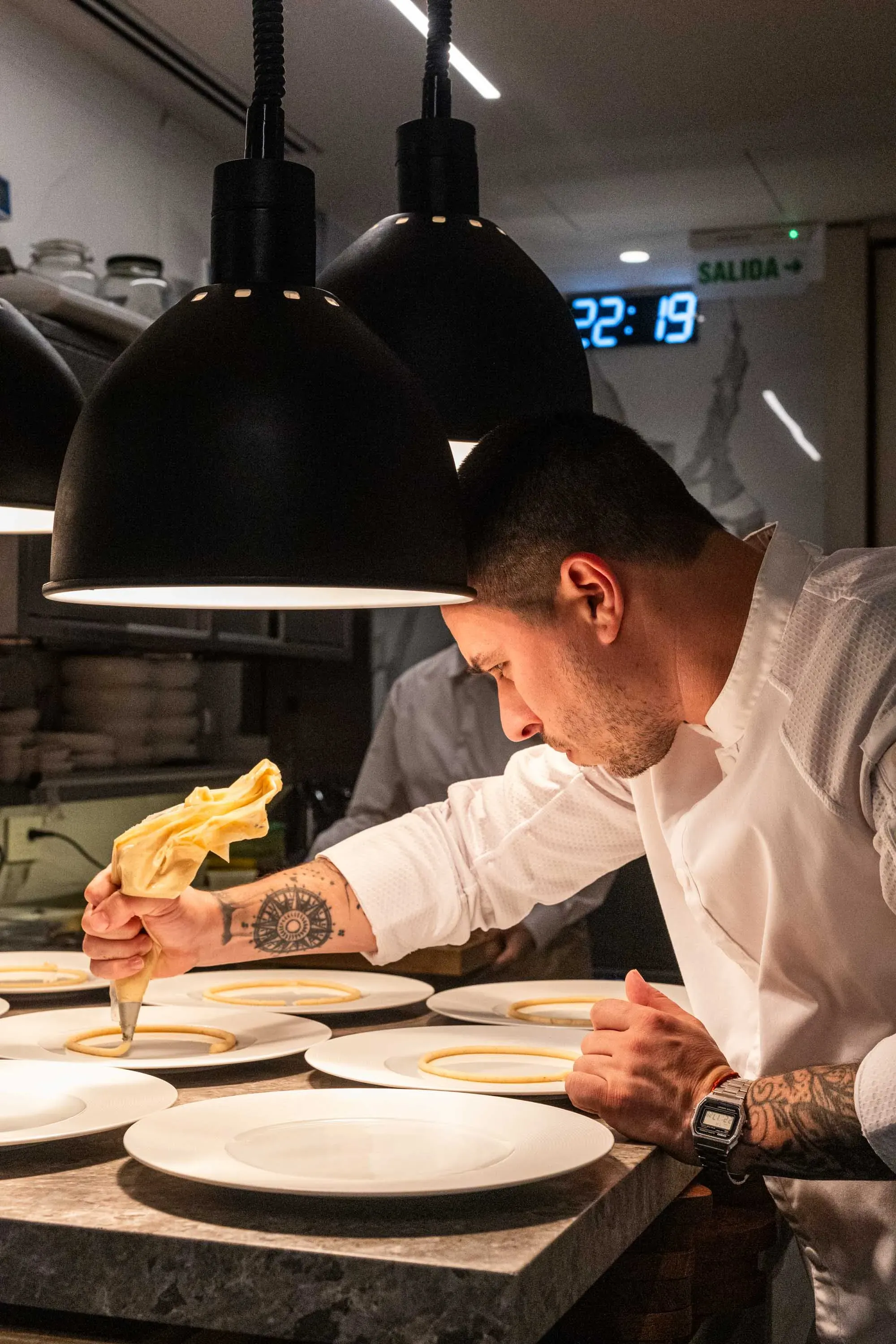 Rodrigo Da Costa emplatando en el pase de la cocina
