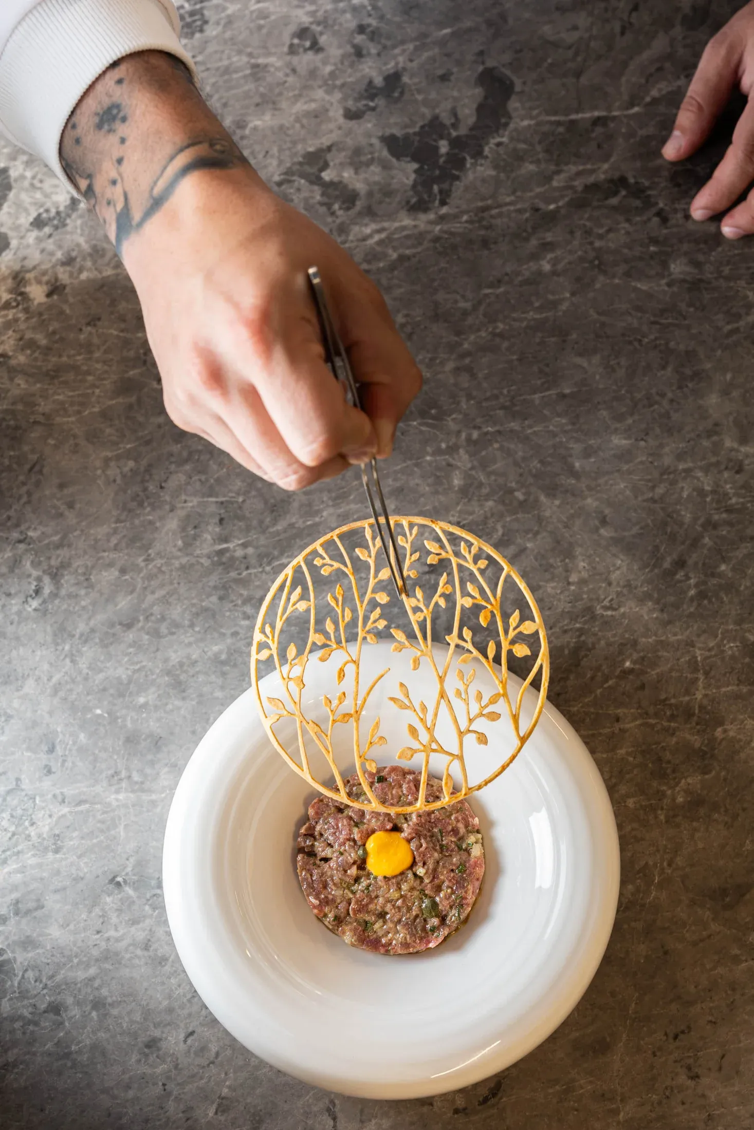 Steak tartar de lomo con una tuile de parmesano calada